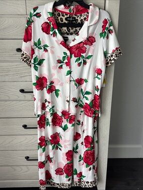 Floral Short-Sleeve Pajama Set in White with Pink Roses